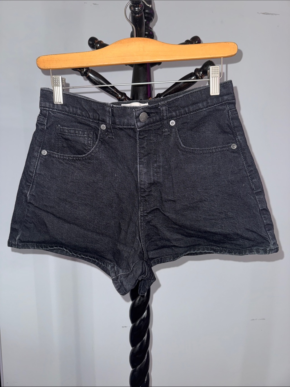 Universal Thread Black High-Rise Denim Shorts 18.2.B2